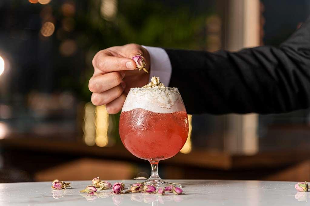 الشقق الفندقية ألِف الدوحة ريزيدنسز مجموعة كوريو من هيلتون المطعم الصورة A bartender adding a rose petal to a cocktail