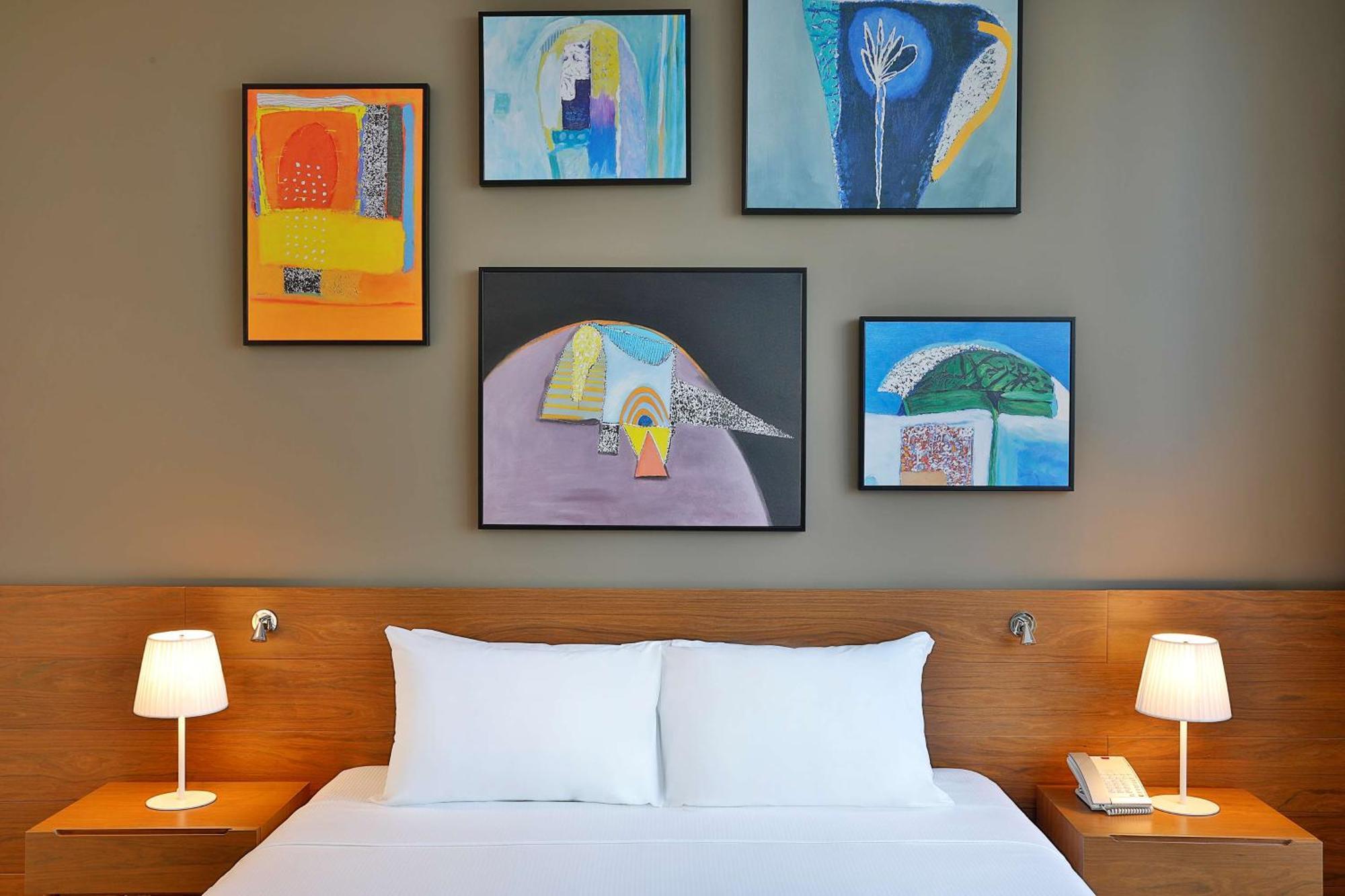 الشقق الفندقية ألِف الدوحة ريزيدنسز مجموعة كوريو من هيلتون المظهر الخارجي الصورة Artwork by the artist in a hotel room