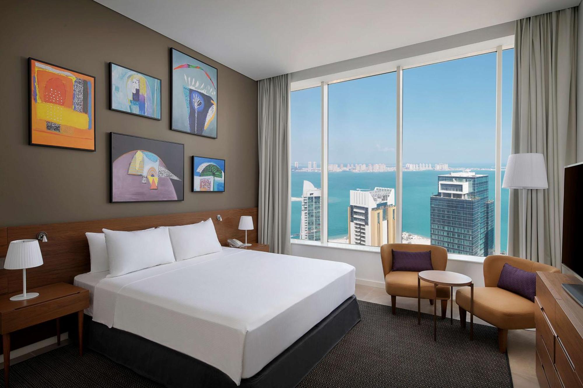الشقق الفندقية ألِف الدوحة ريزيدنسز مجموعة كوريو من هيلتون المظهر الخارجي الصورة A guest room at the hotel