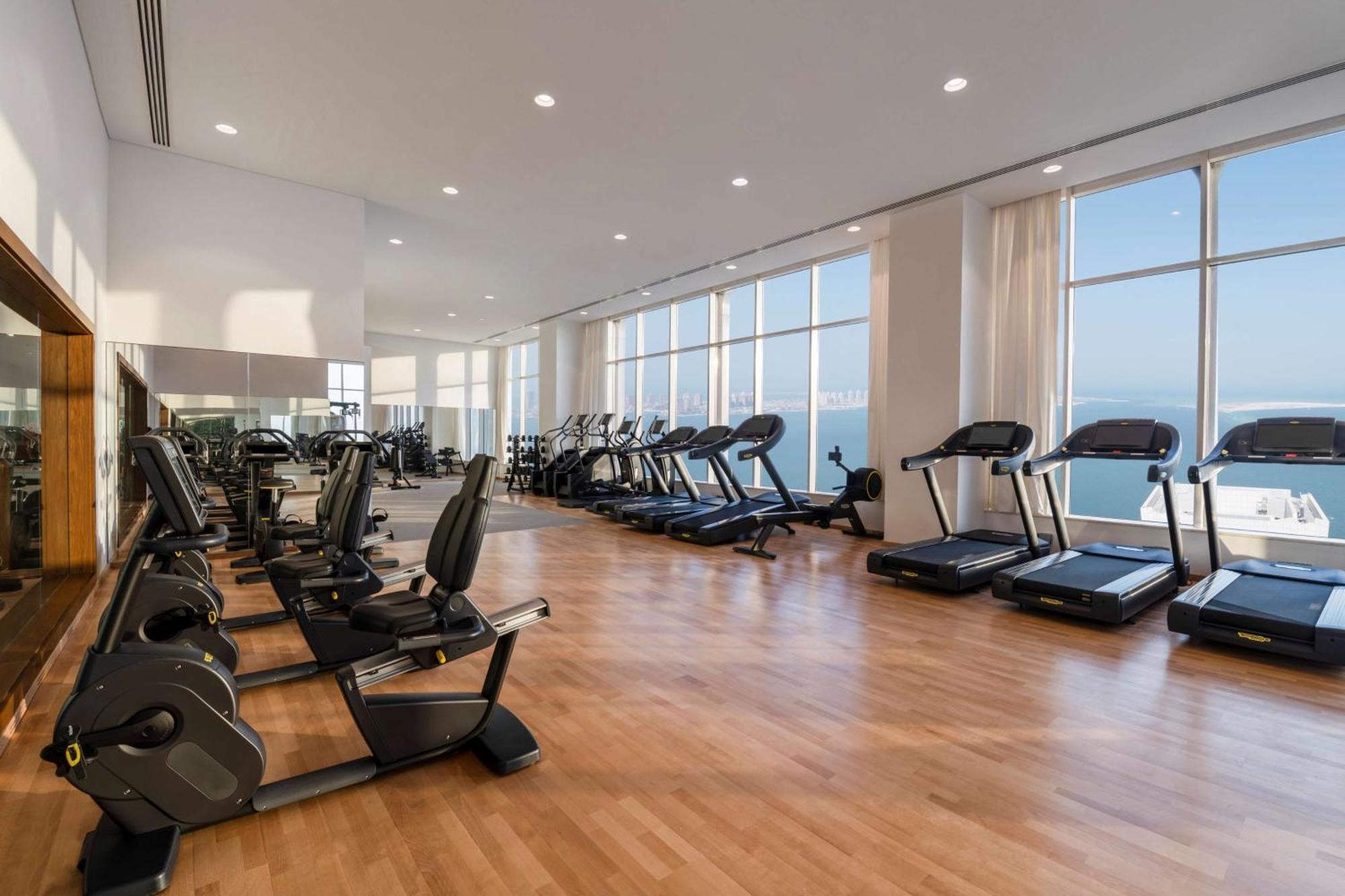 الشقق الفندقية ألِف الدوحة ريزيدنسز مجموعة كوريو من هيلتون المظهر الخارجي الصورة The gym at the Ritz-Carlton, DIFC