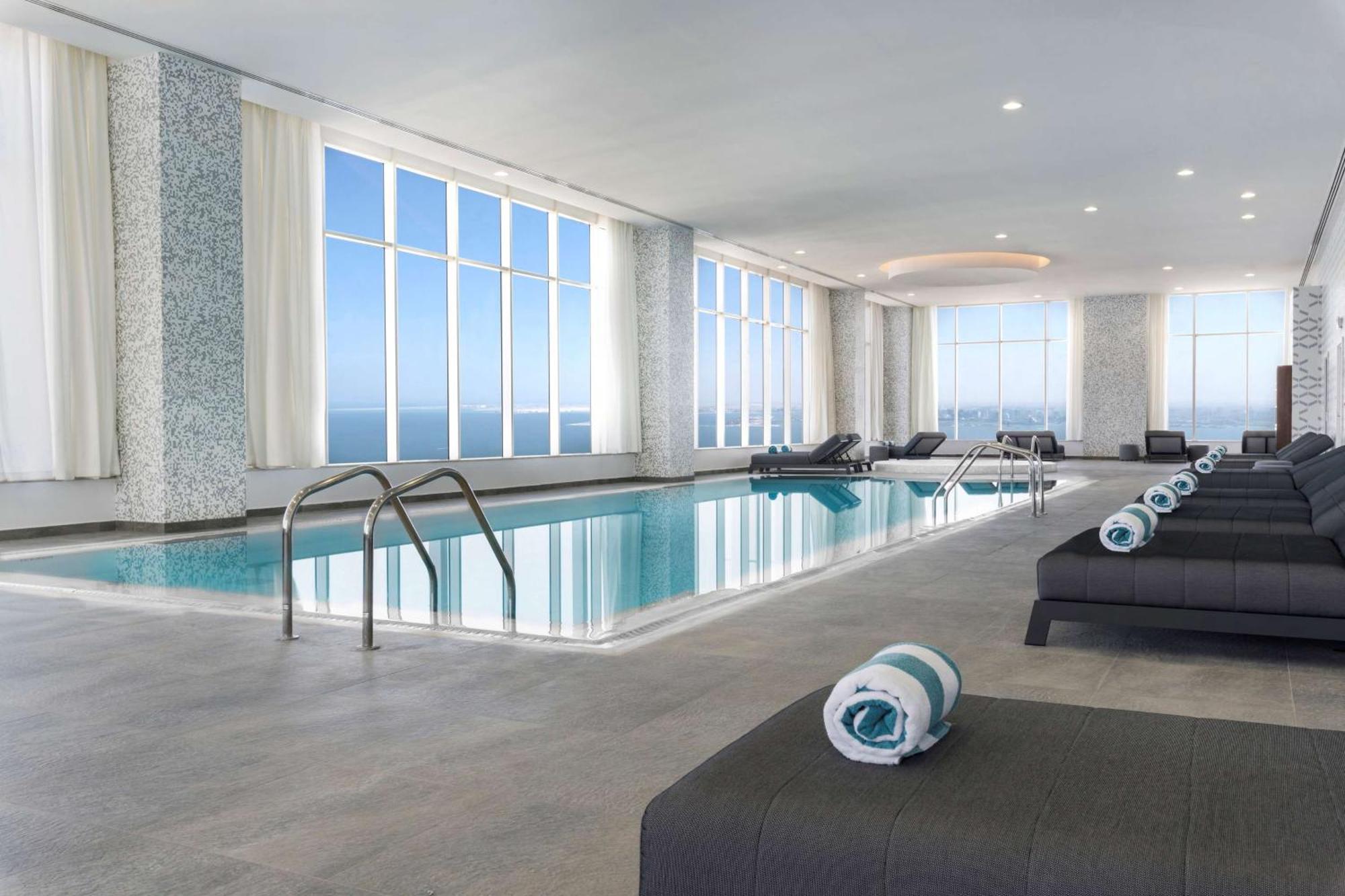 الشقق الفندقية ألِف الدوحة ريزيدنسز مجموعة كوريو من هيلتون المظهر الخارجي الصورة The pool at the hotel